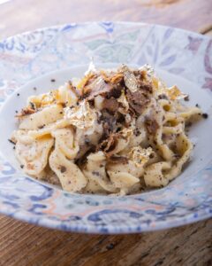 Pasta fatta in casa con cacio e pepe al tartufo fresco