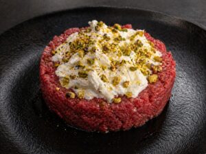 Tartare con stracciatella e pistacchio